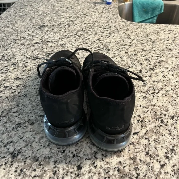LeBron 18 Low Zero Dark 23 - Picture 5 of 7